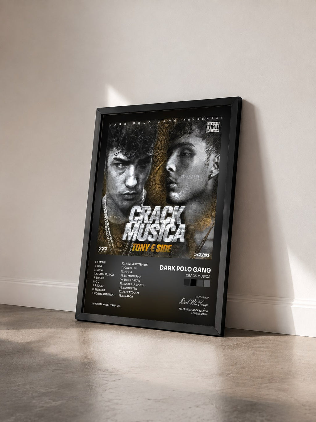 #noir Tableau de l'album Crack Musica de Dark Polo Gang vu de trois quarts, cadre noir
