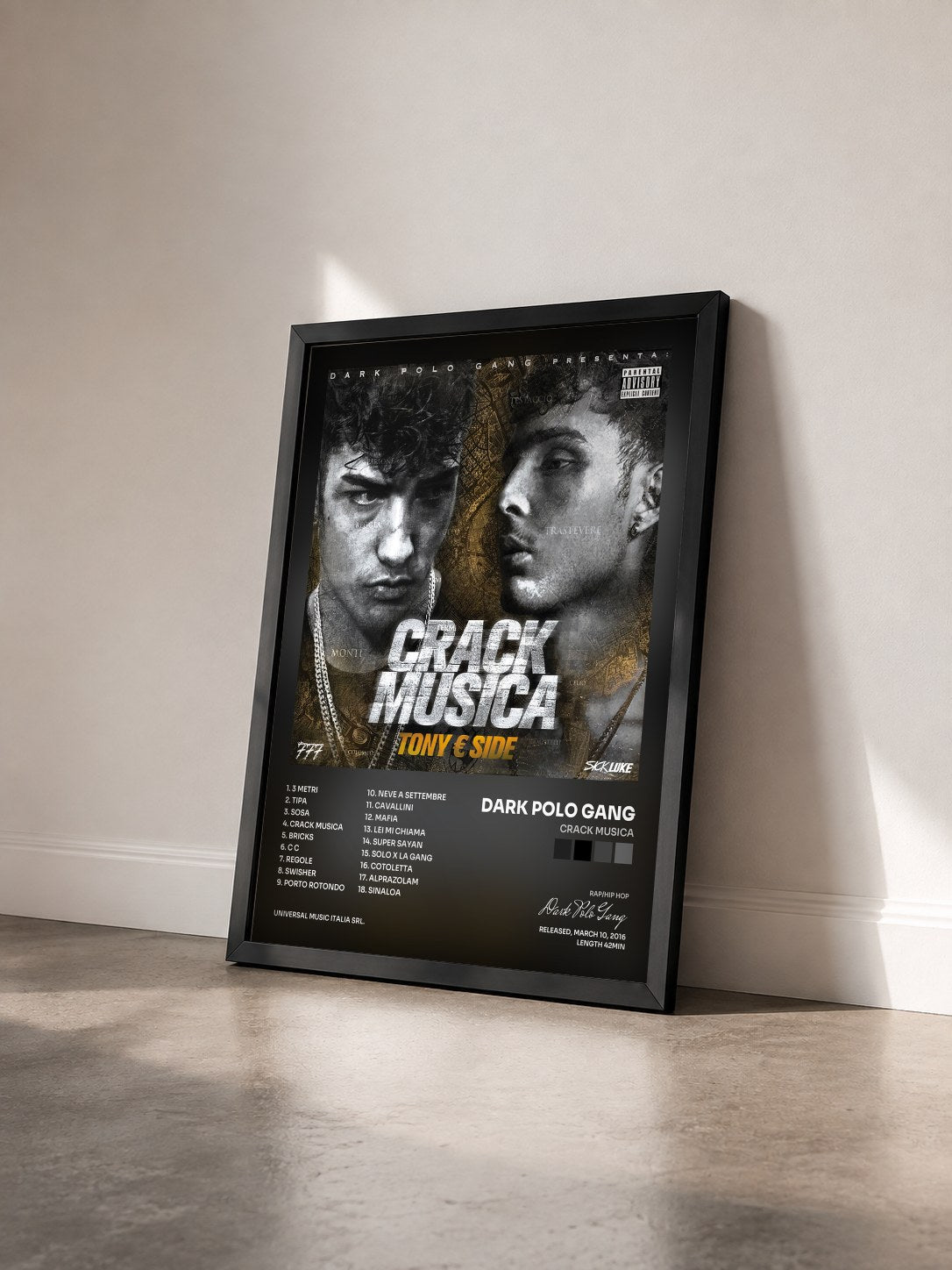 #noir Tableau de l'album Crack Musica de Dark Polo Gang vu de trois quarts, cadre noir