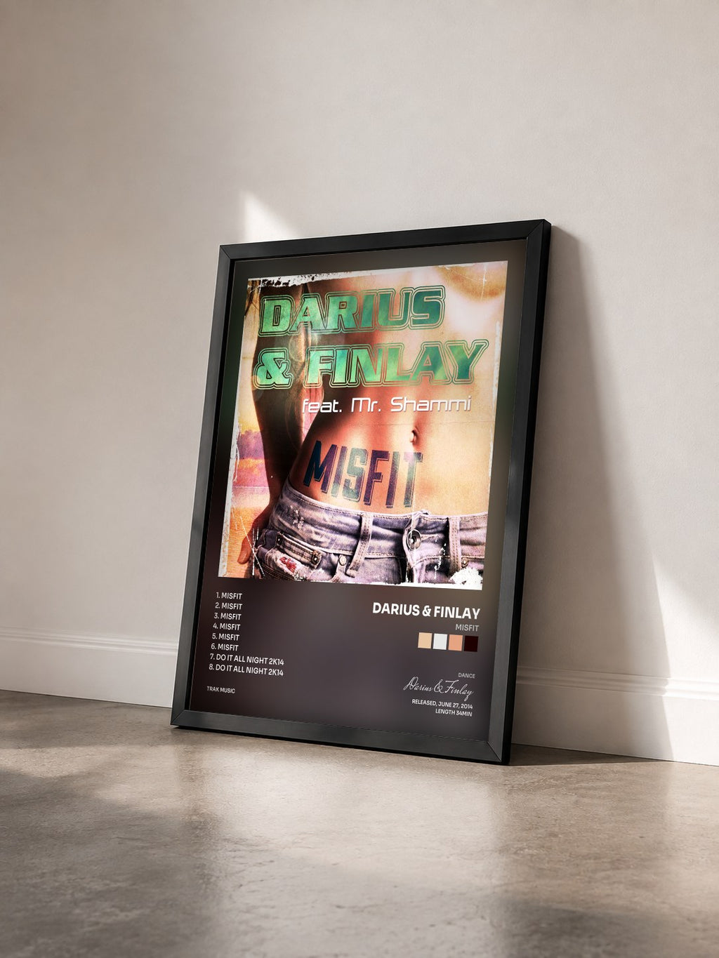 #noir Tableau de l'album Misfit de Darius & Finlay vu de trois quarts, cadre noir