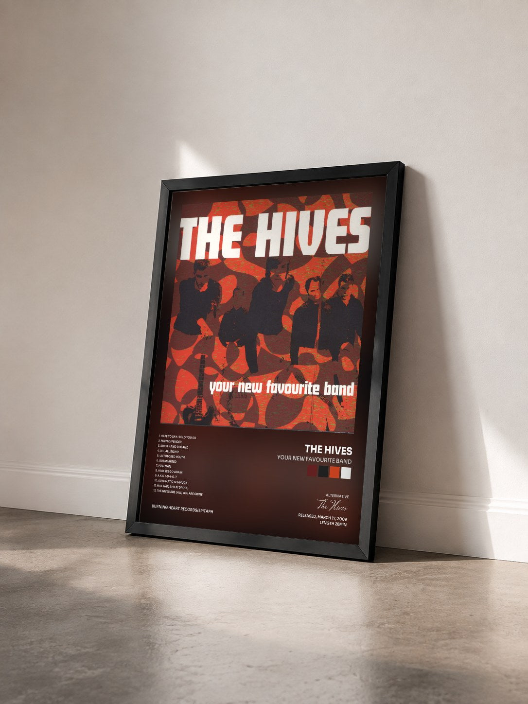 #noir Tableau de l'album Your New Favourite Band de The Hives vu de trois quarts, cadre noir