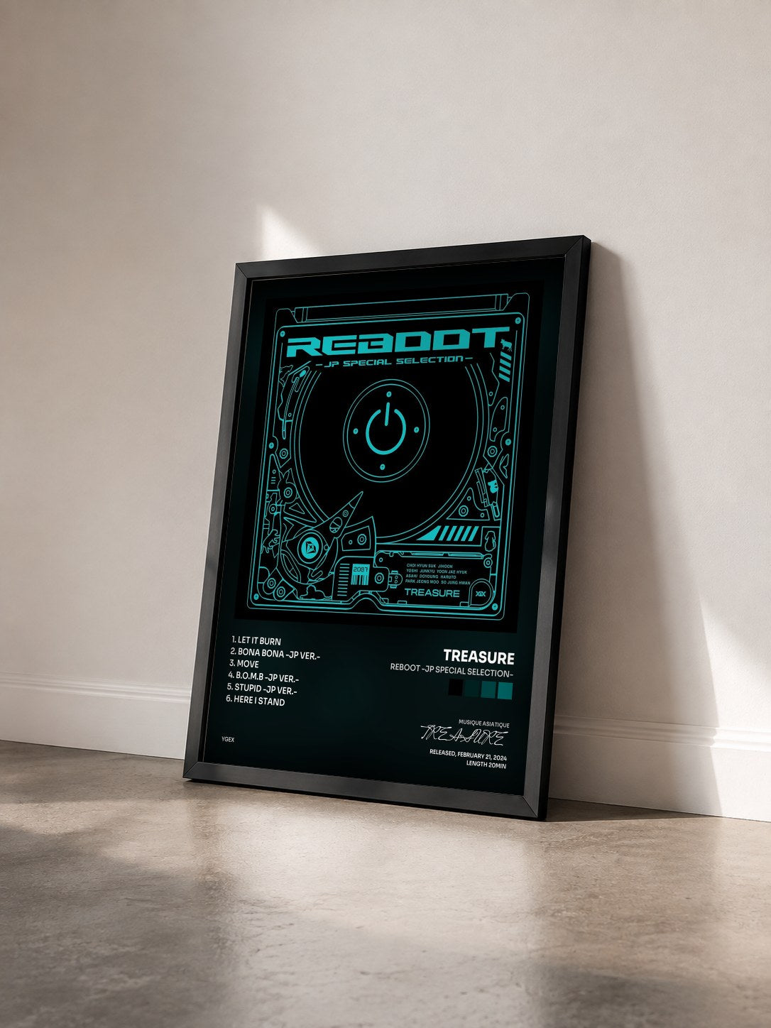 #noir Tableau de l'album REBOOT -JP SPECIAL SELECTION- de TREASURE vu de trois quarts, cadre noir