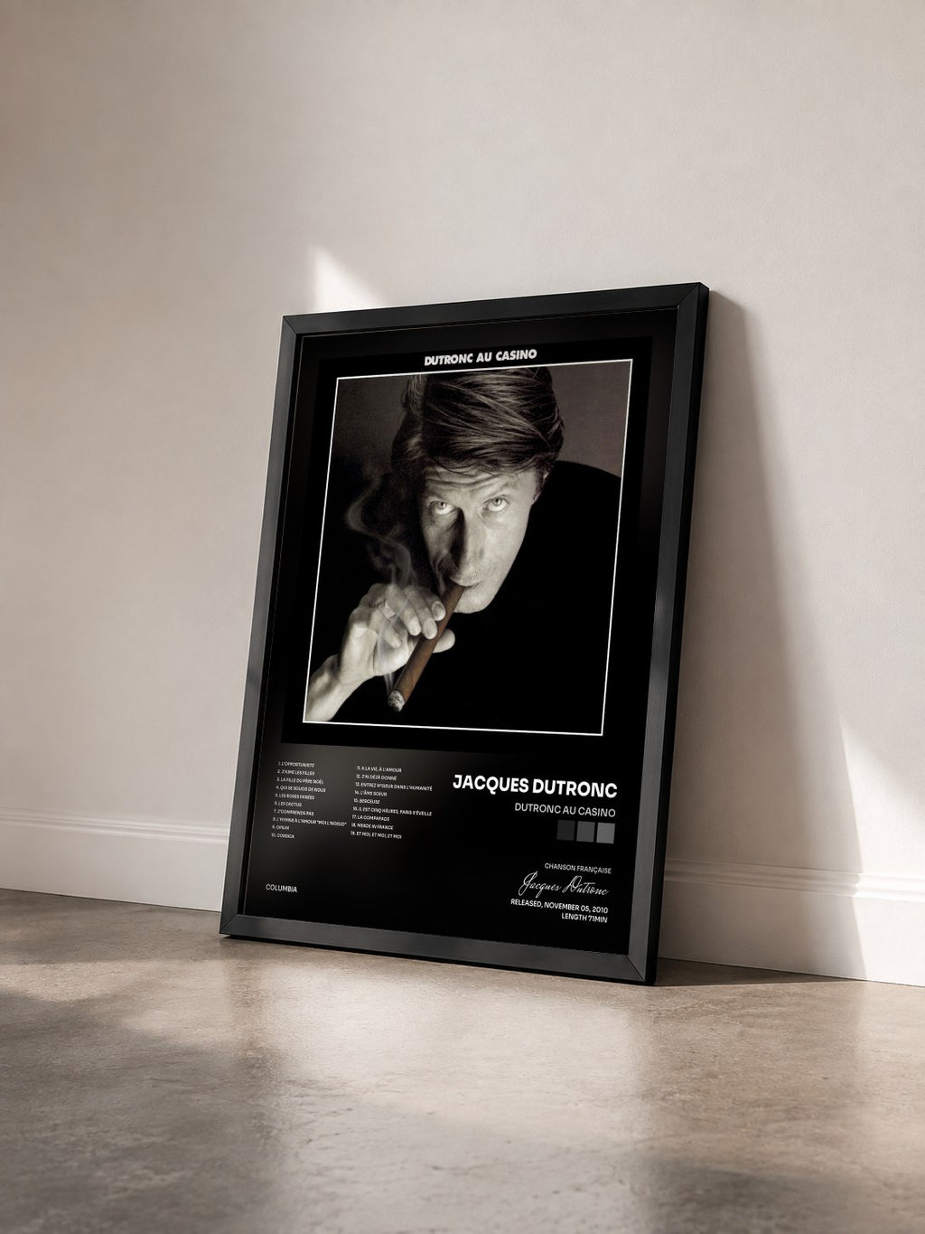 #noir Tableau de l'album Dutronc au Casino de Jacques Dutronc vu de trois quarts, cadre noir