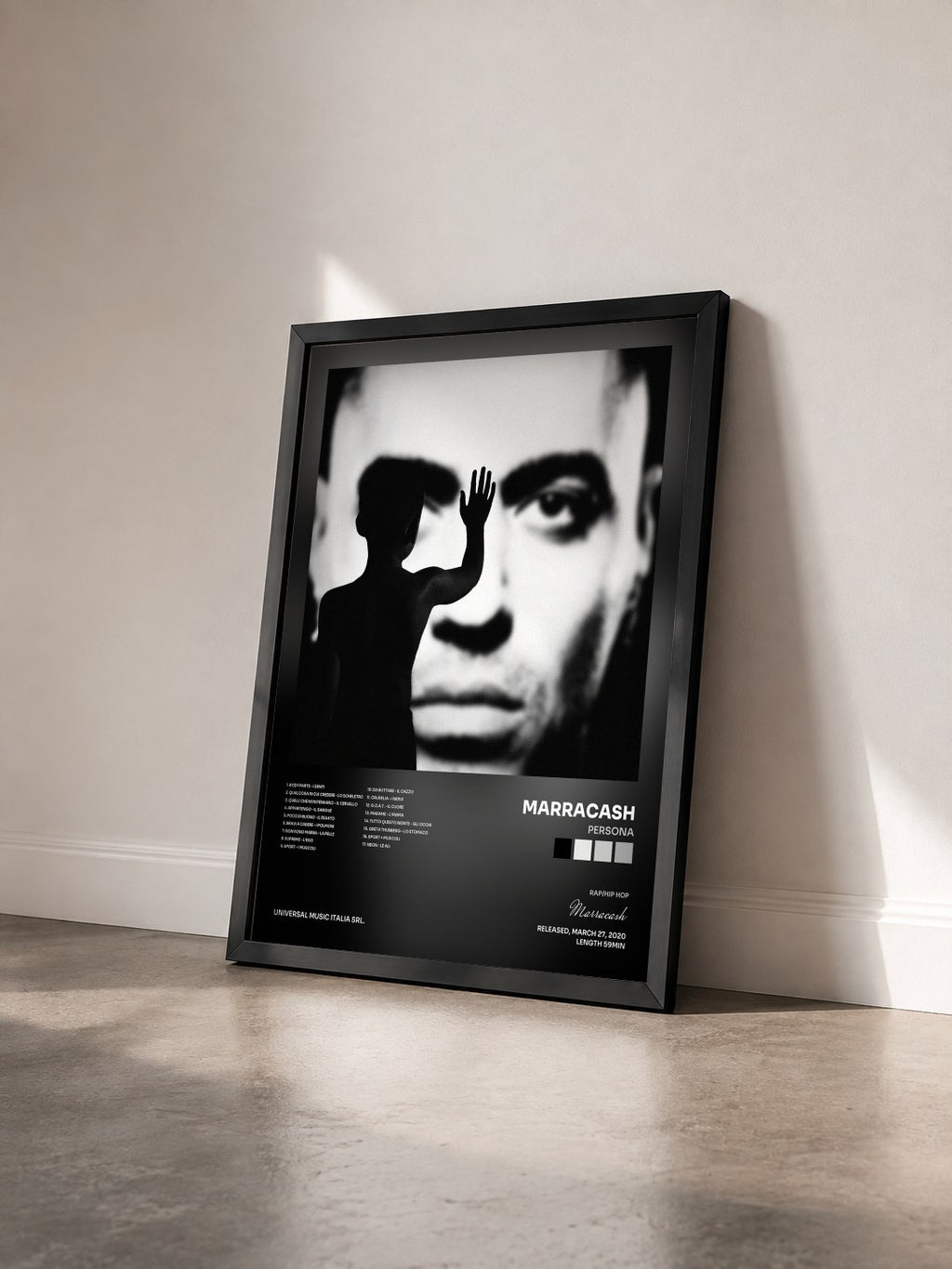 #noir Tableau de l'album Persona de Marracash vu de trois quarts, cadre noir