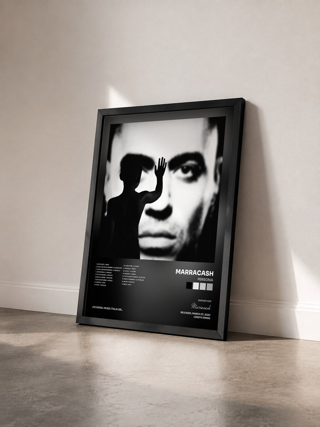 #noir Tableau de l'album Persona de Marracash vu de trois quarts, cadre noir