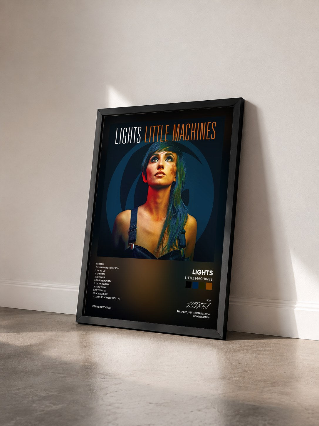 #noir Tableau de l'album Little Machines de LIGHTS vu de trois quarts, cadre noir
