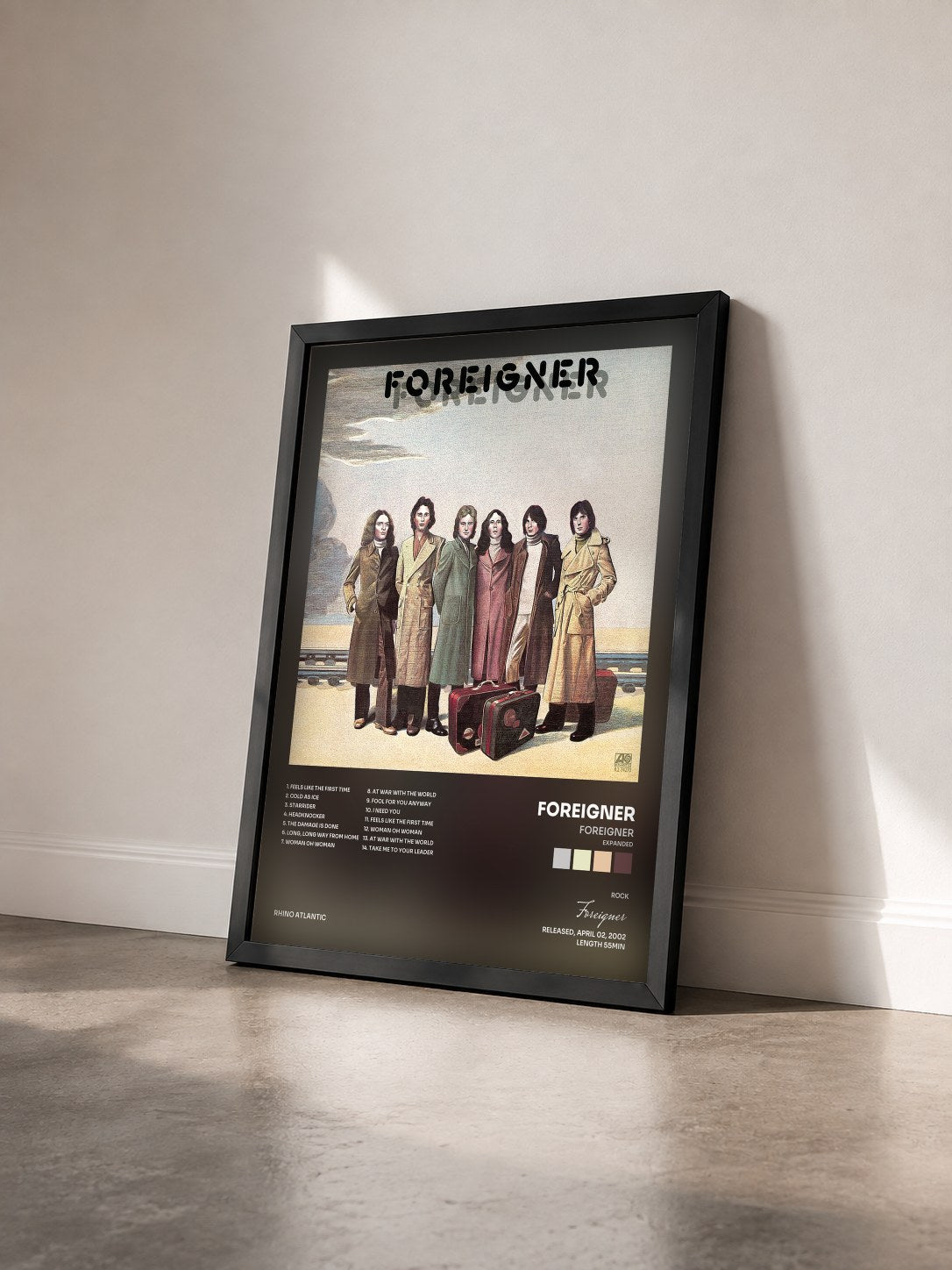#noir Tableau de l'album Foreigner (Expanded) de Foreigner vu de trois quarts, cadre noir