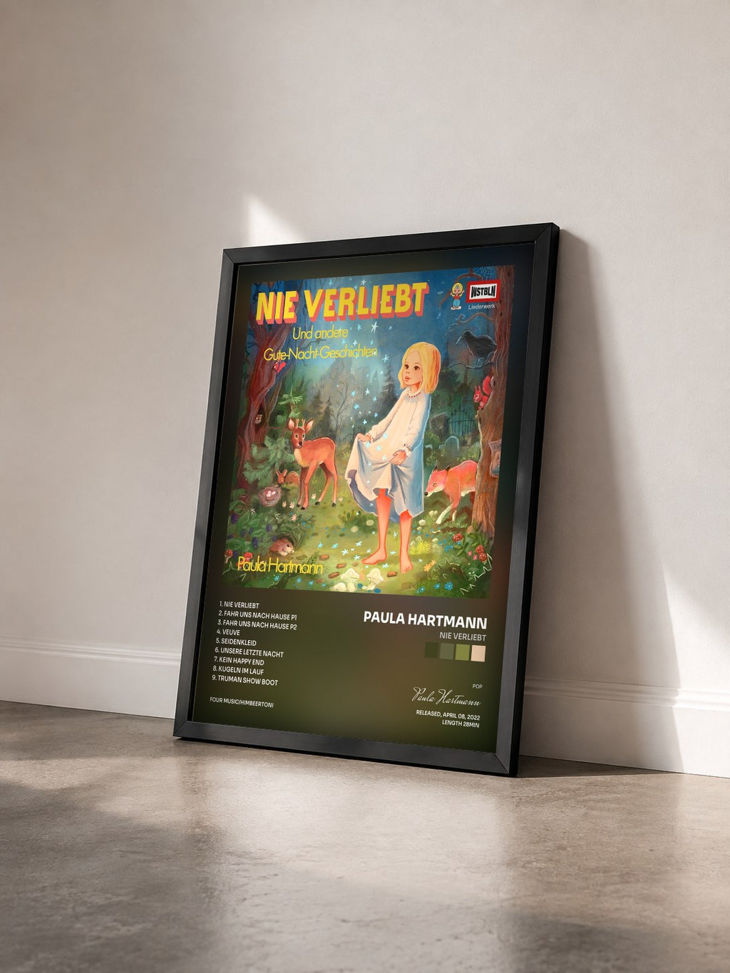 #noir Tableau de l'album Nie verliebt de Paula Hartmann vu de trois quarts, cadre noir