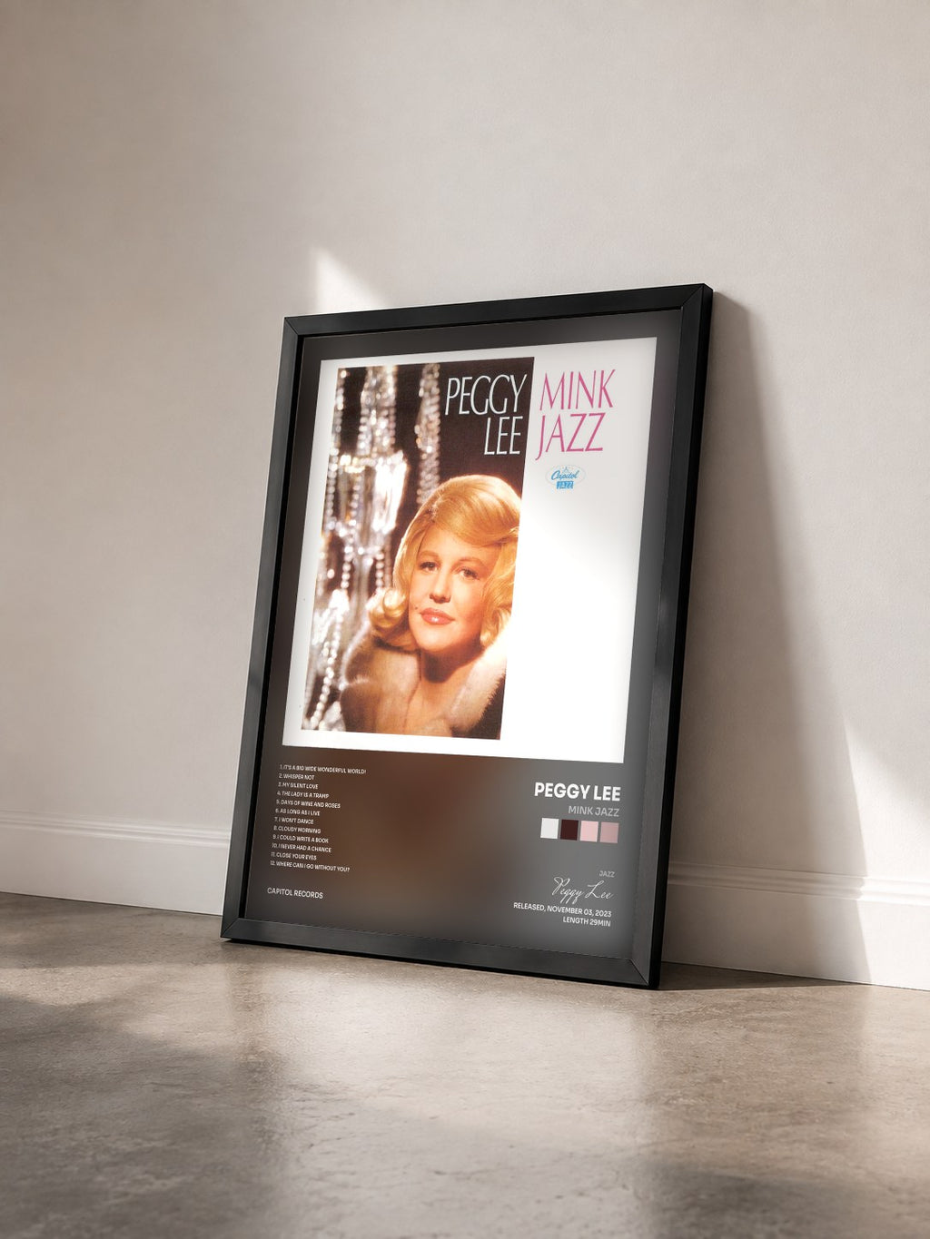 #noir Tableau de l'album Mink Jazz de Peggy Lee vu de trois quarts, cadre noir
