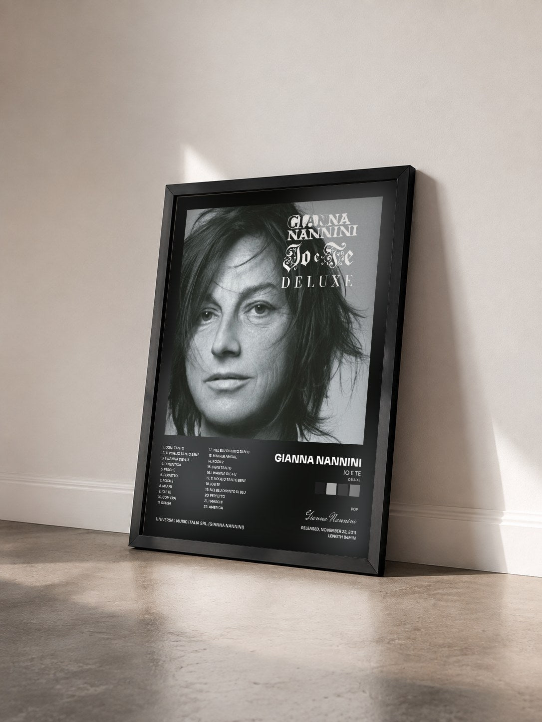 #noir Tableau de l'album Io E Te (Deluxe) de Gianna Nannini vu de trois quarts, cadre noir