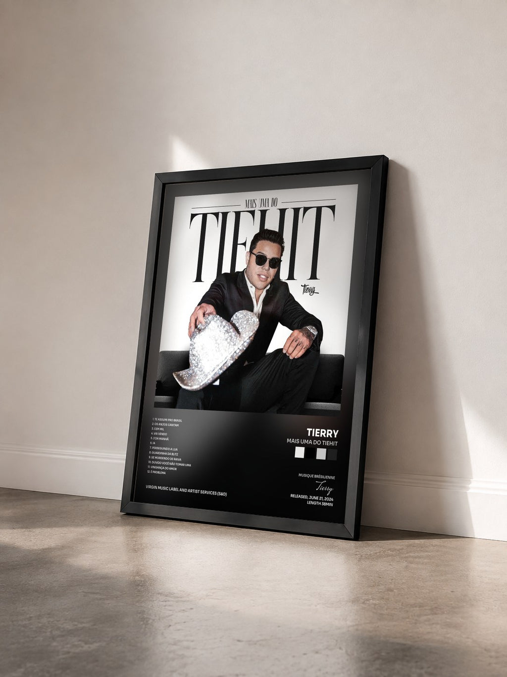 #noir Tableau de l'album Mais Uma Do TieHIT de Tierry vu de trois quarts, cadre noir