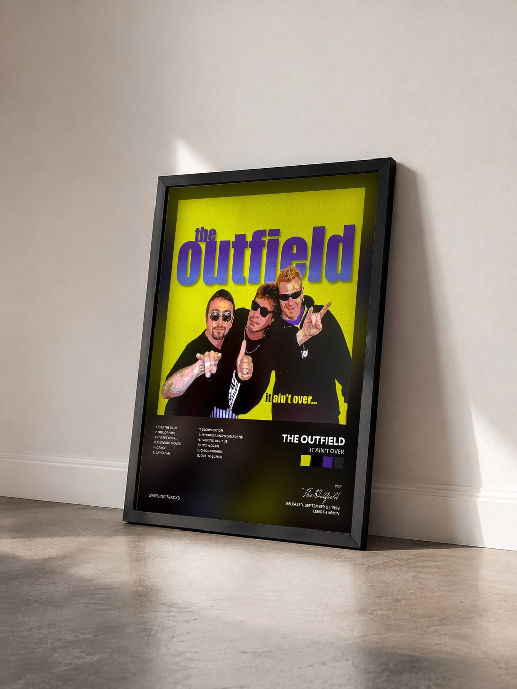 #noir Tableau de l'album It Ain't Over de The Outfield vu de trois quarts, cadre noir