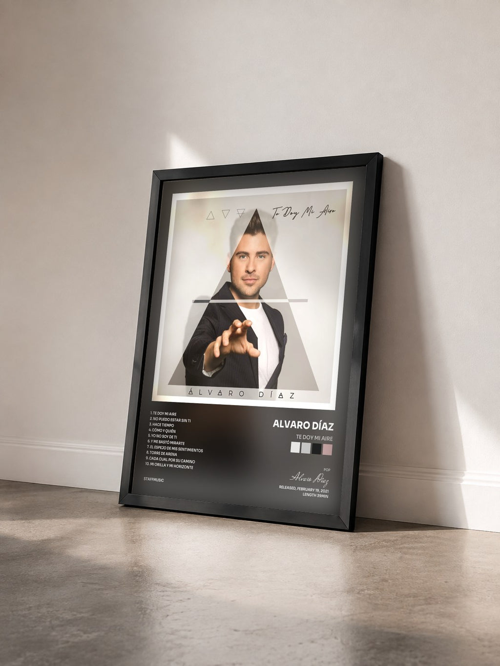 #noir Tableau de l'album Te doy mi aire de Alvaro Díaz vu de trois quarts, cadre noir