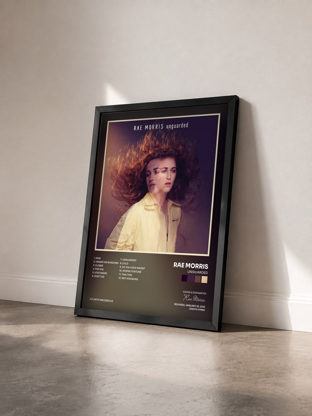 #noir Tableau de l'album Unguarded de Rae Morris vu de trois quarts, cadre noir