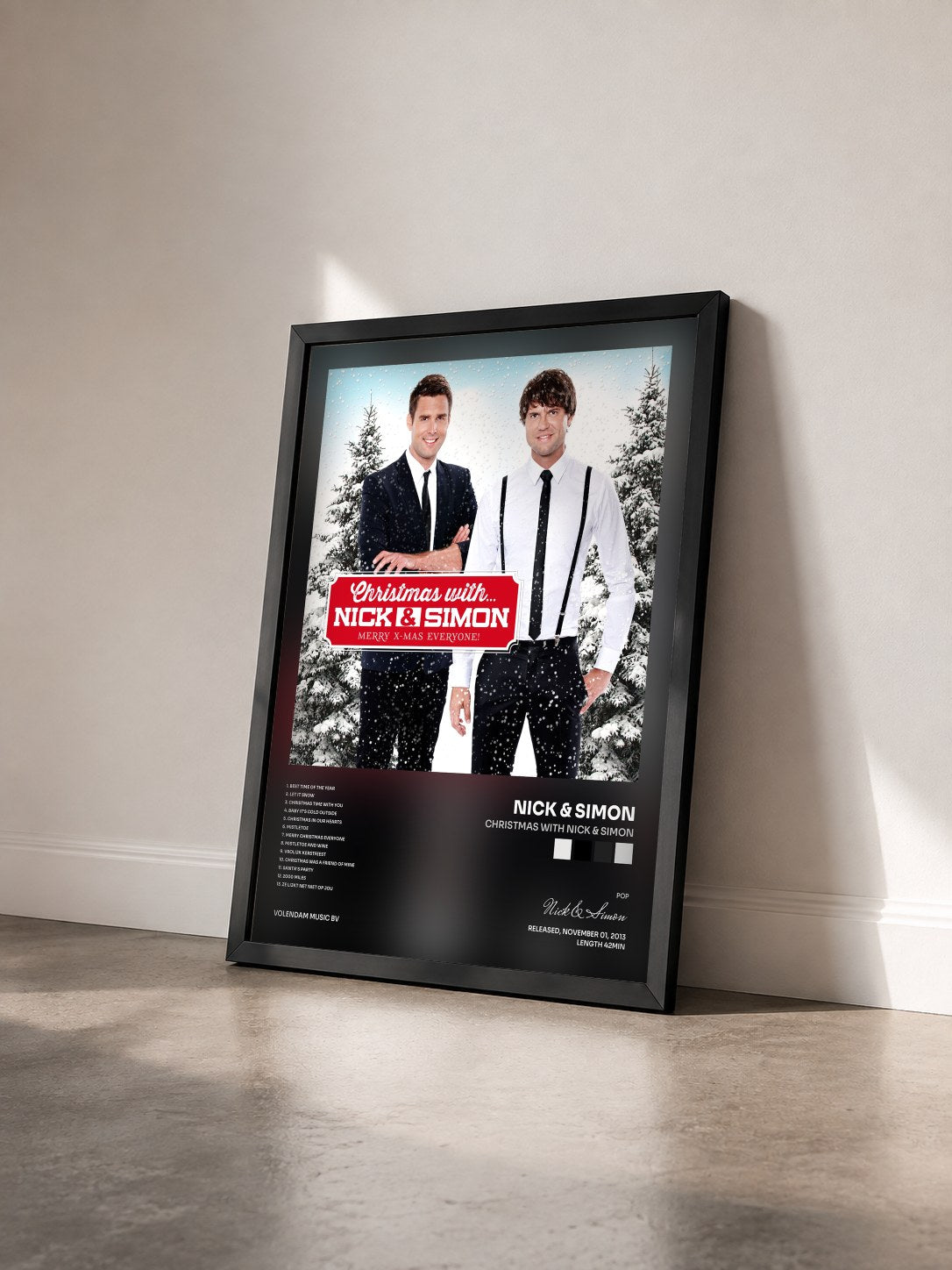 #noir Tableau de l'album Christmas With Nick & Simon de Nick & Simon vu de trois quarts, cadre noir