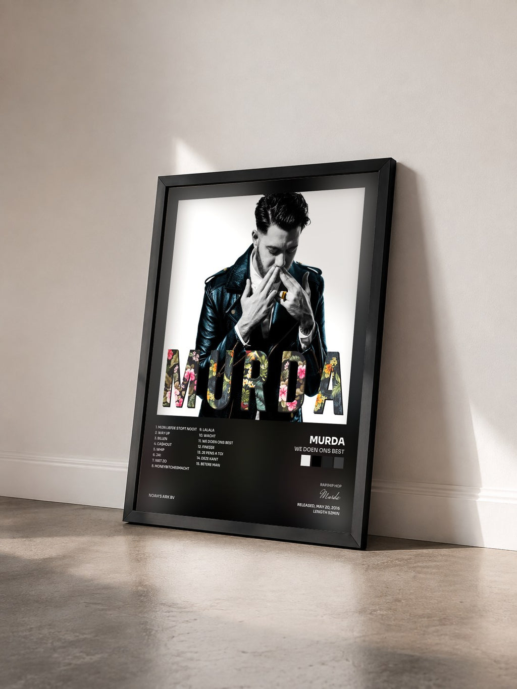 #noir Tableau de l'album We Doen Ons Best de Murda vu de trois quarts, cadre noir