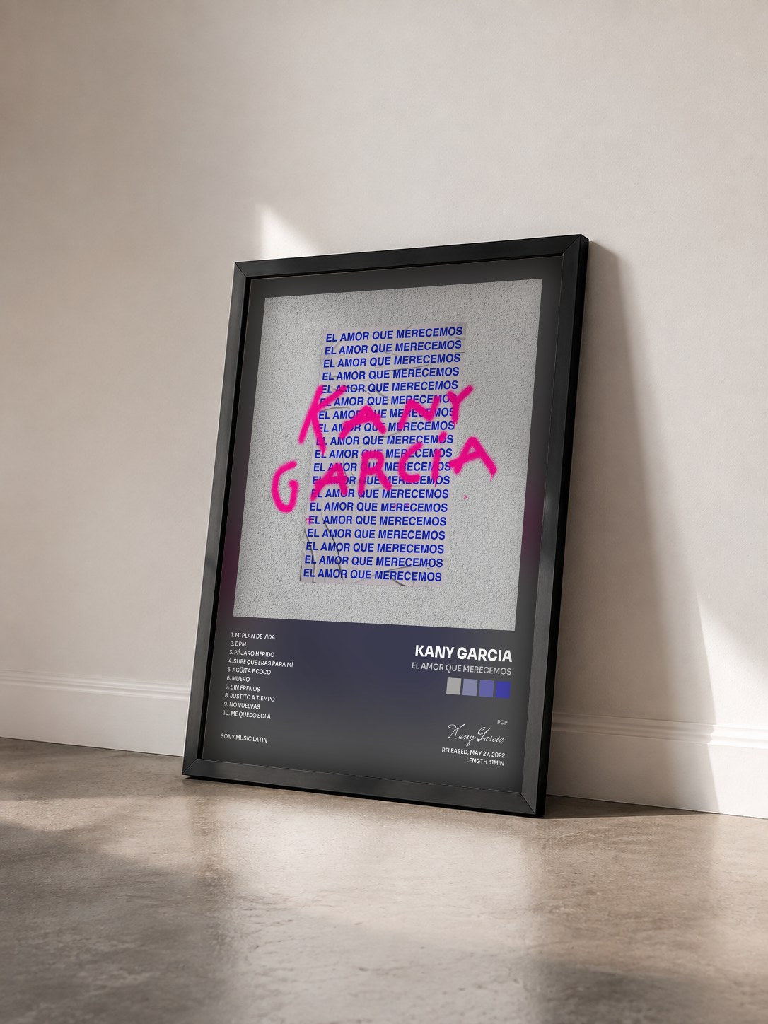 #noir Tableau de l'album El Amor Que Merecemos de Kany Garcia vu de trois quarts, cadre noir