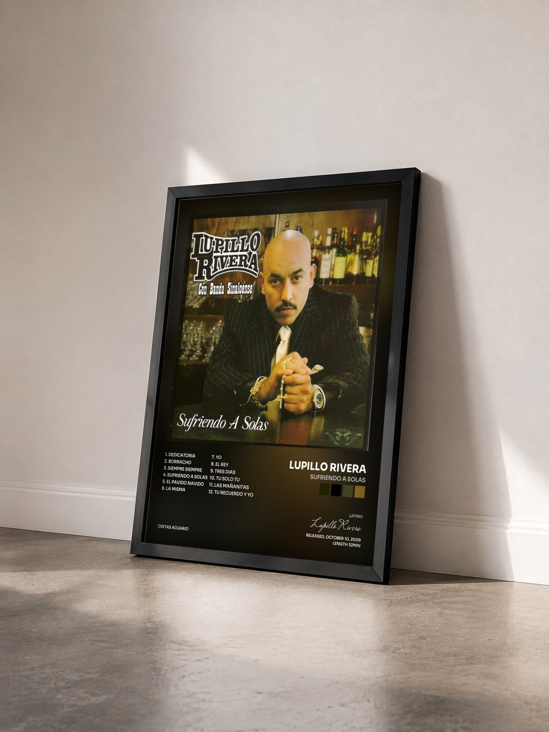#noir Tableau de l'album Sufriendo a Solas de Lupillo Rivera vu de trois quarts, cadre noir