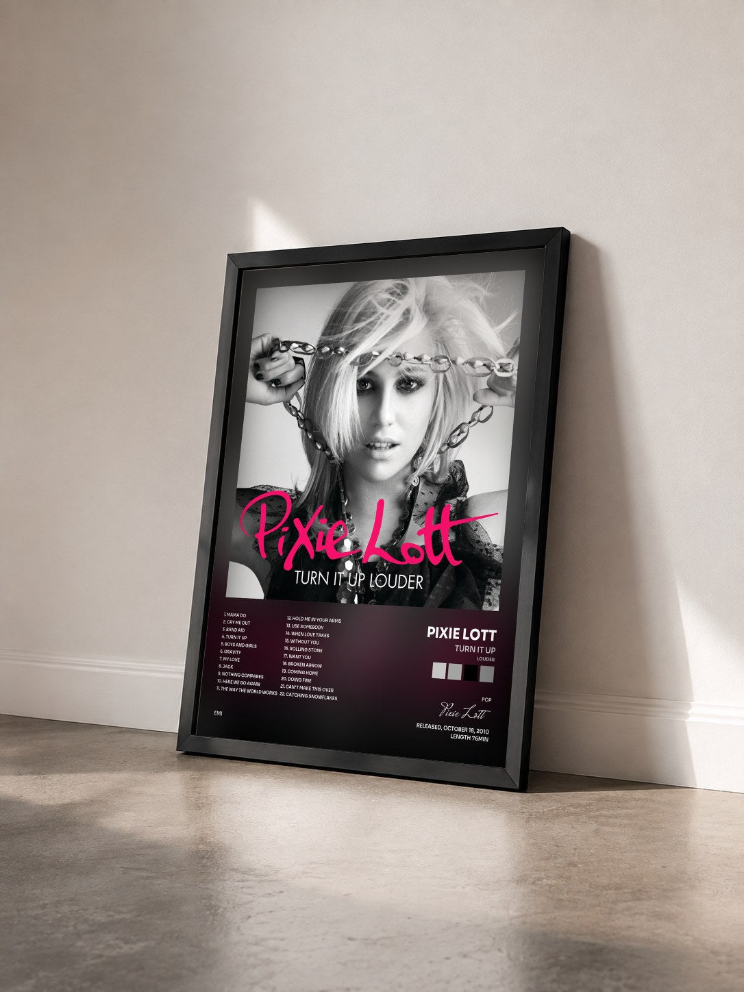 #noir Tableau de l'album Turn It Up (Louder) de Pixie Lott vu de trois quarts, cadre noir