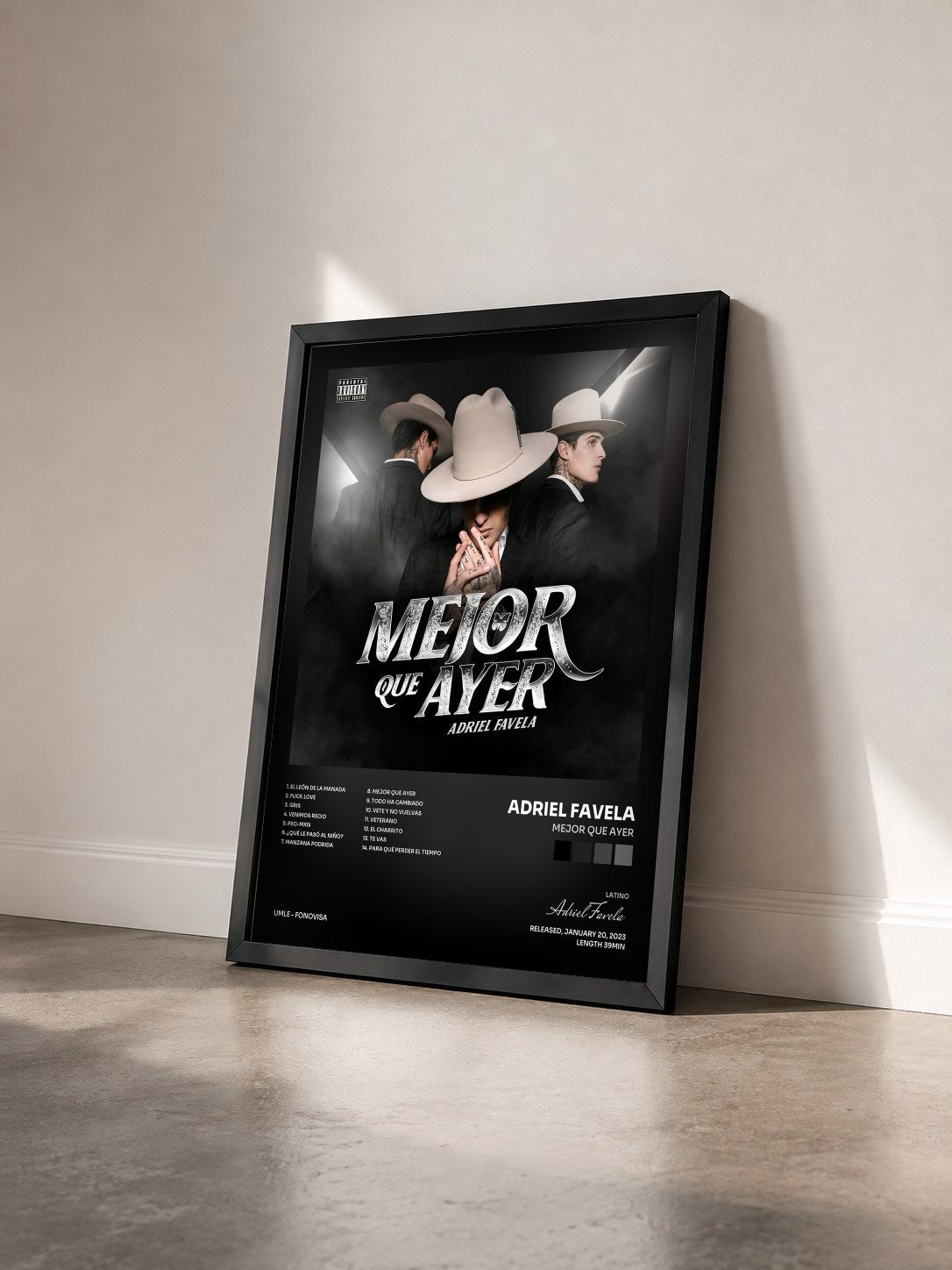 #noir Tableau de l'album Mejor Que Ayer de Adriel Favela vu de trois quarts, cadre noir