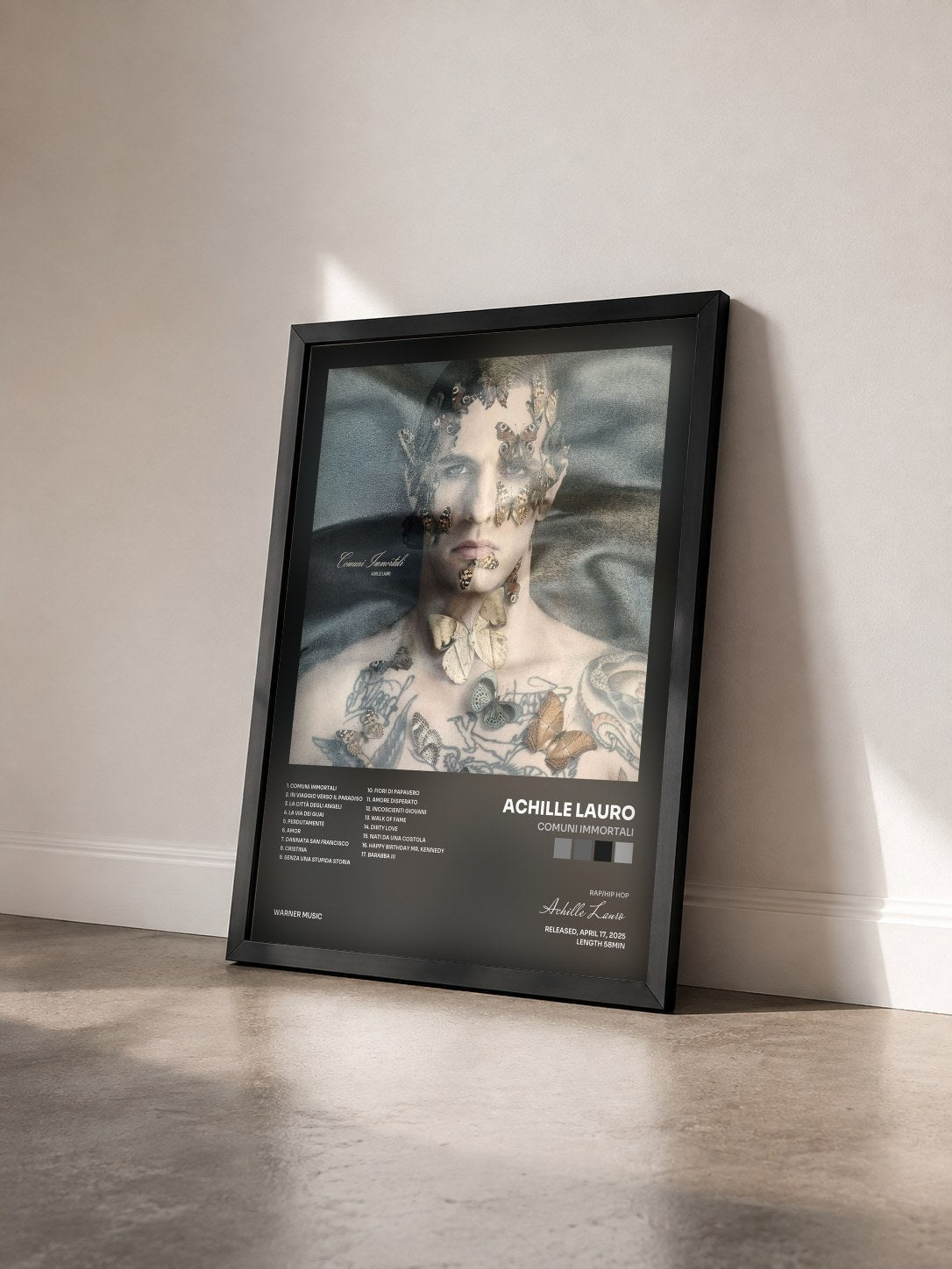 #noir Tableau de l'album Comuni Immortali de Achille Lauro vu de trois quarts, cadre noir
