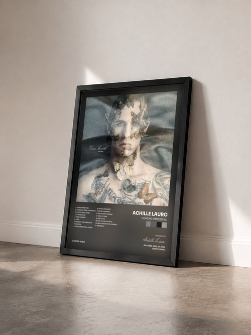 #noir Comuni Immortali de Achille Lauro en lámina enmarcada vista de tres cuartos, marco negro