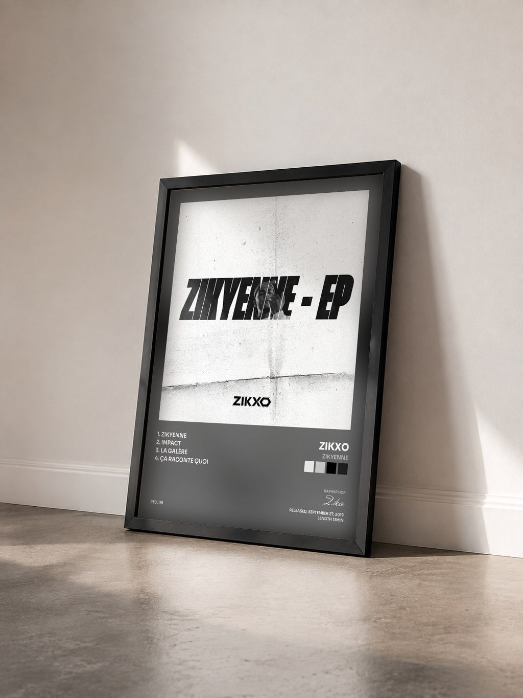 #noir Tableau de l'album Zikyenne de Zikxo vu de trois quarts, cadre noir