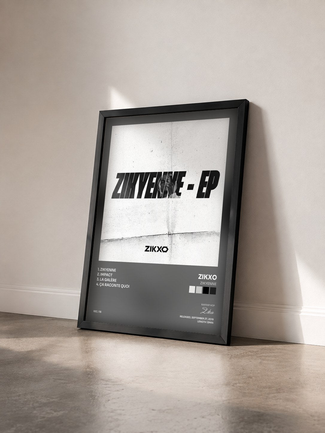 #noir Tableau de l'album Zikyenne de Zikxo vu de trois quarts, cadre noir