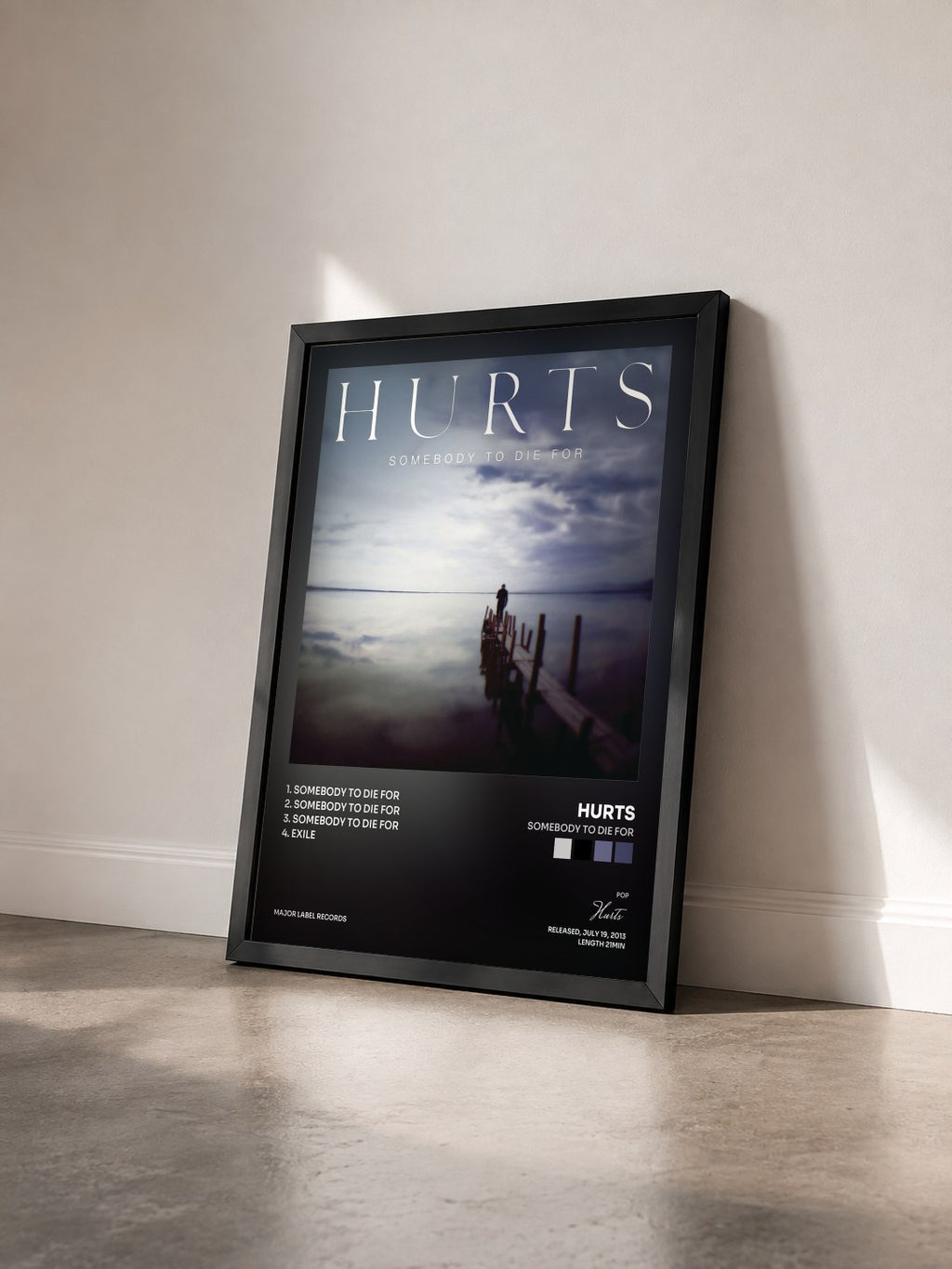 #noir Tableau de l'album Somebody to Die For de Hurts vu de trois quarts, cadre noir
