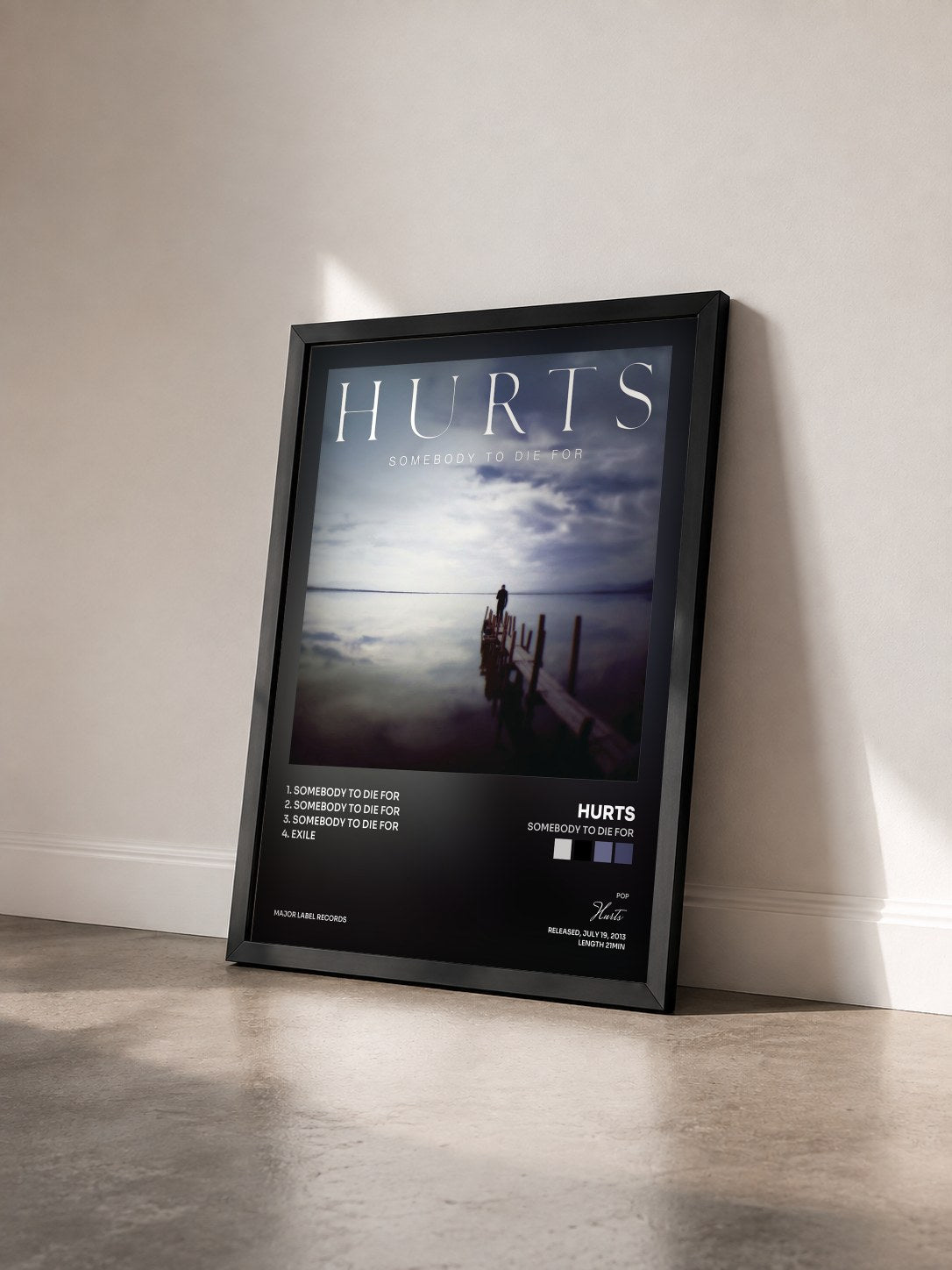 #noir Tableau de l'album Somebody to Die For de Hurts vu de trois quarts, cadre noir