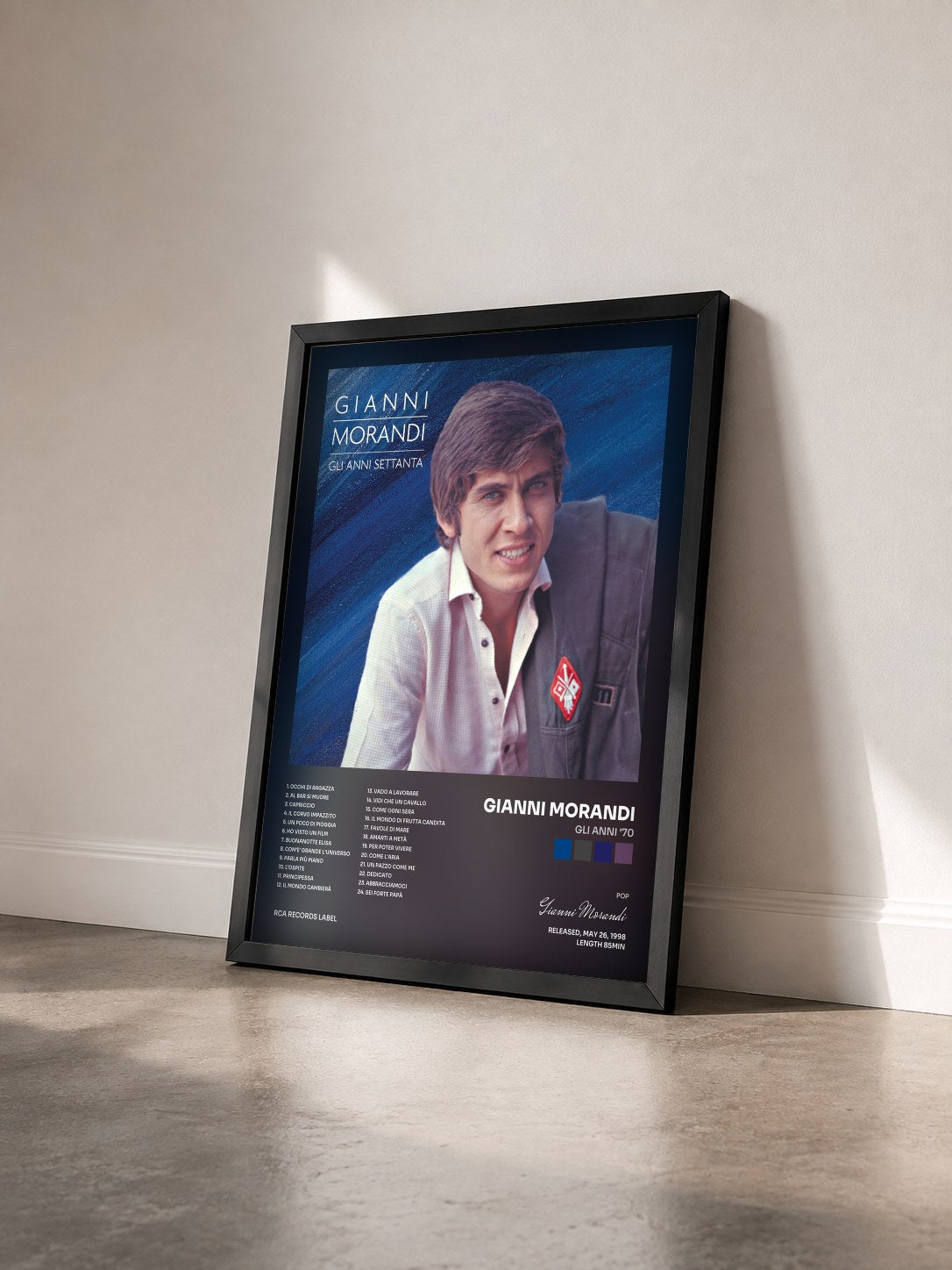 #noir Tableau de l'album Gli Anni '70 de Gianni Morandi vu de trois quarts, cadre noir