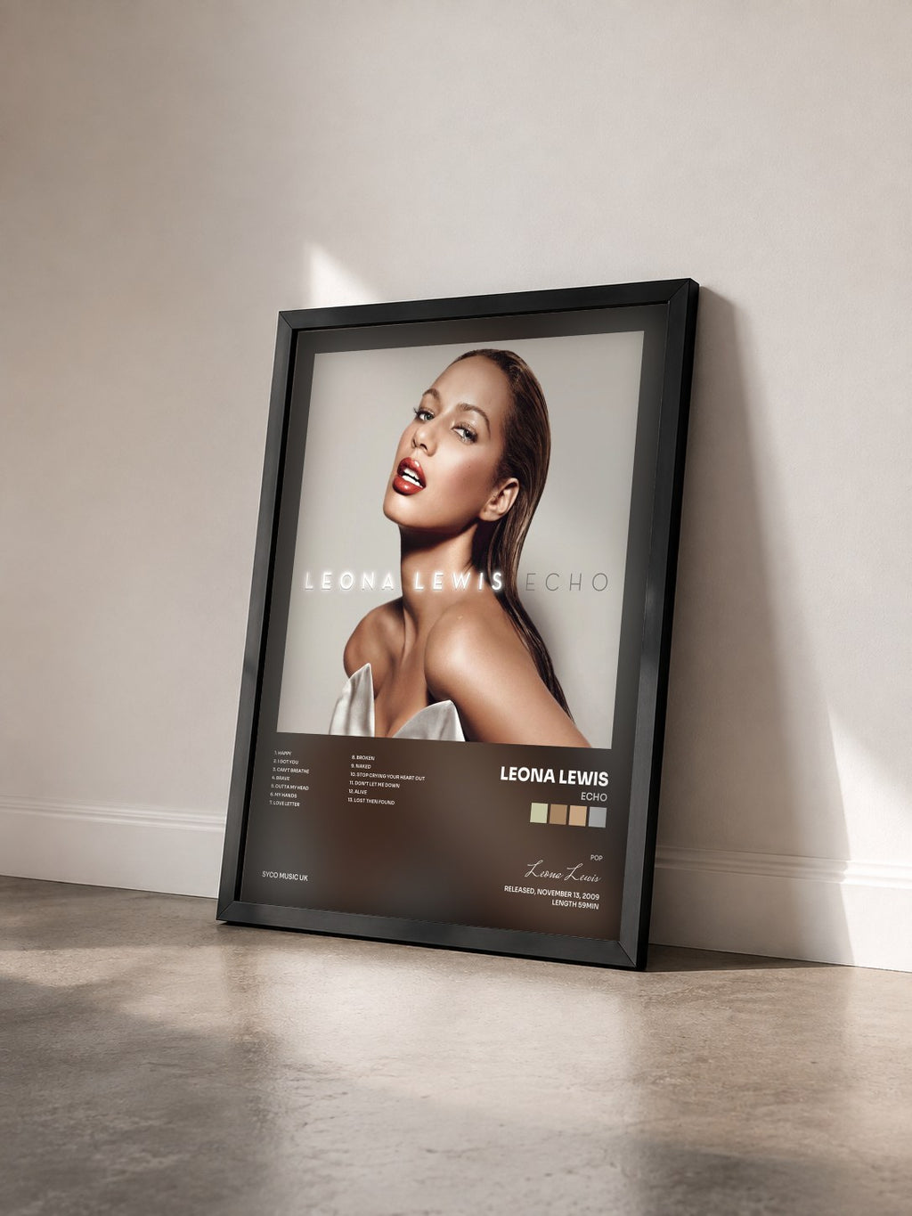#noir Tableau de l'album Echo de Leona Lewis vu de trois quarts, cadre noir
