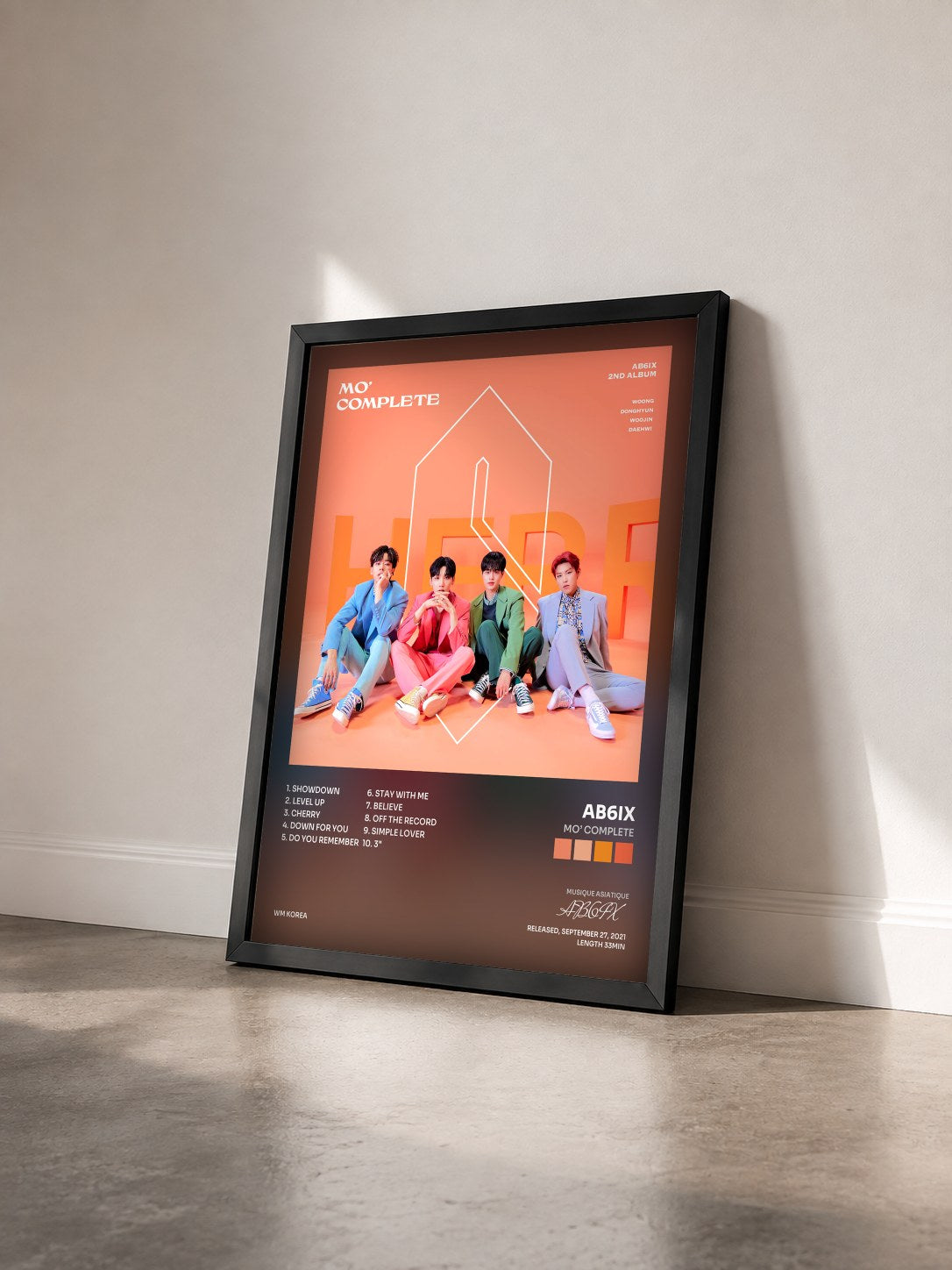 #noir Tableau de l'album MO’ COMPLETE de AB6IX vu de trois quarts, cadre noir