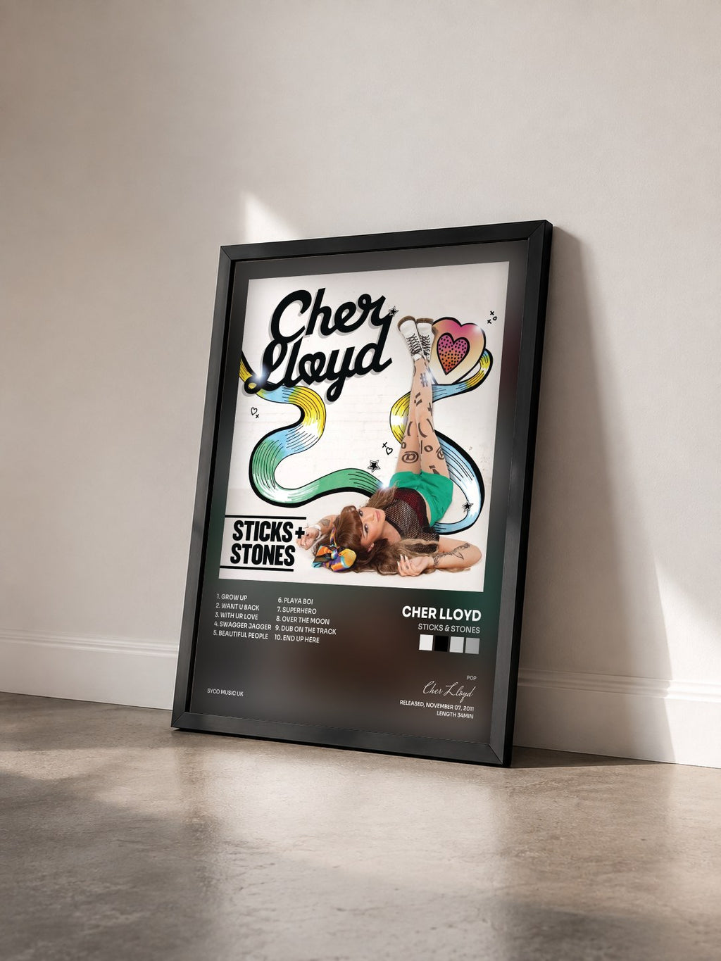 #noir Tableau de l'album Sticks & Stones de Cher Lloyd vu de trois quarts, cadre noir