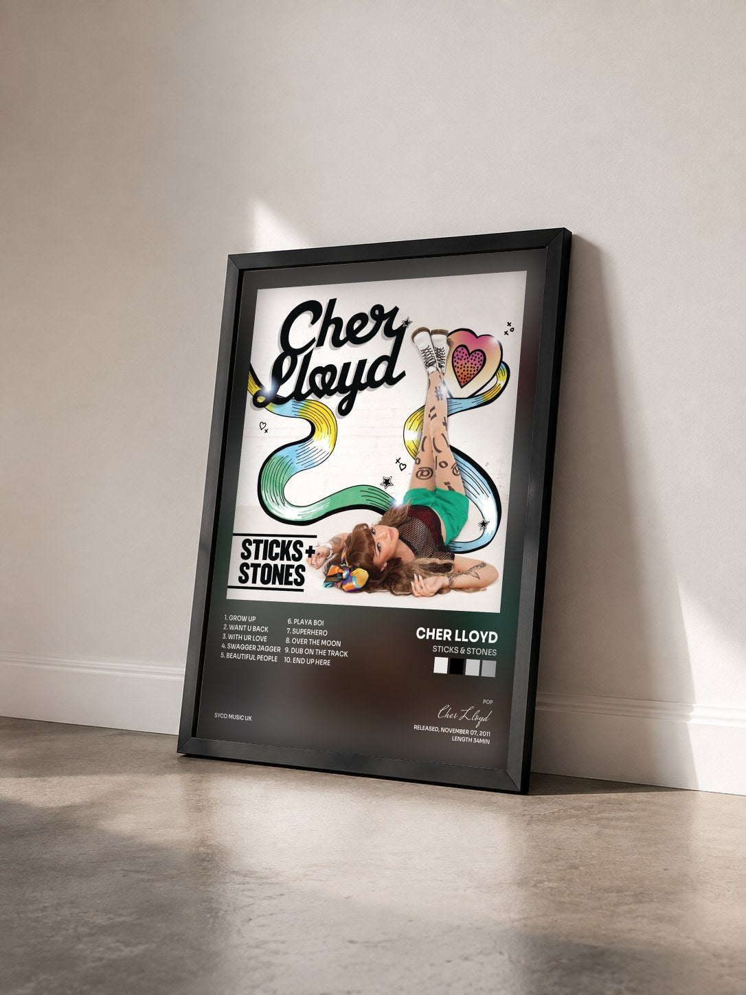 #noir Tableau de l'album Sticks & Stones de Cher Lloyd vu de trois quarts, cadre noir