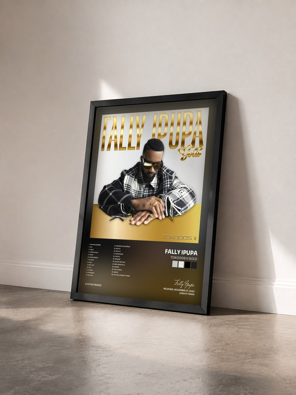 #noir Tableau de l'album Tokooos II Gold de Fally Ipupa vu de trois quarts, cadre noir