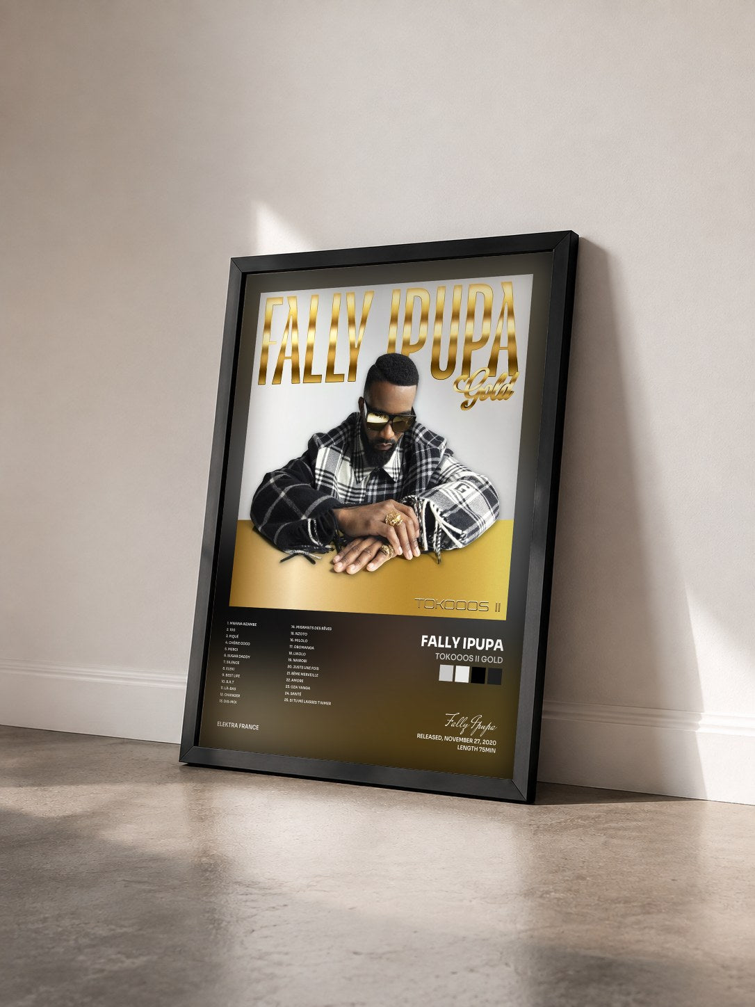 #noir Tableau de l'album Tokooos II Gold de Fally Ipupa vu de trois quarts, cadre noir