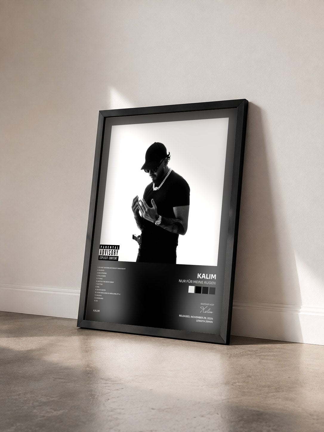 #noir Tableau de l'album NUR FÜR MEINE AUGEN de Kalim vu de trois quarts, cadre noir