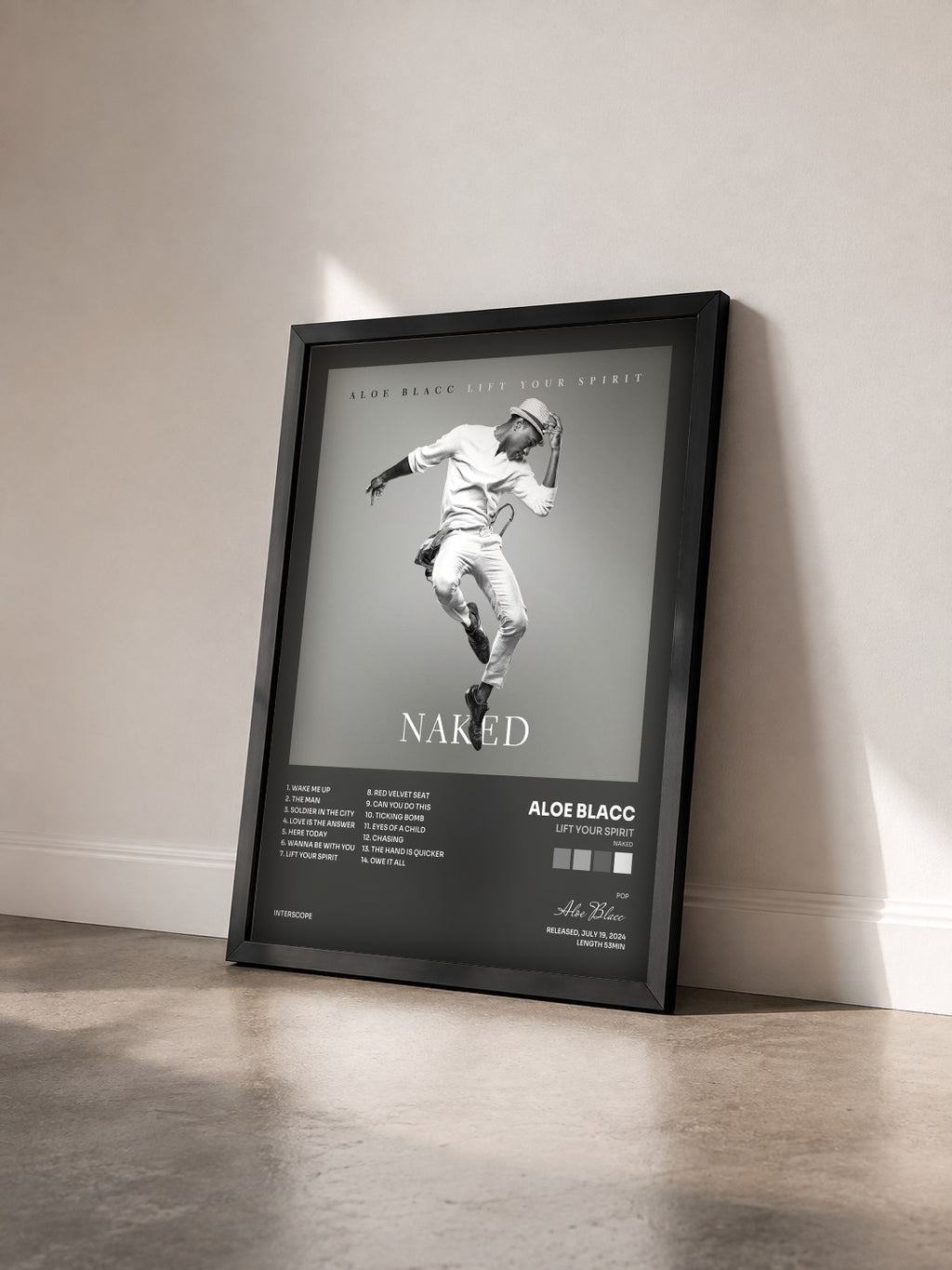 #noir Lift Your Spirit (Naked) von Aloe Blacc als gerahmter Kunstdruck von schräg gesehen, schwarzer Rahmen