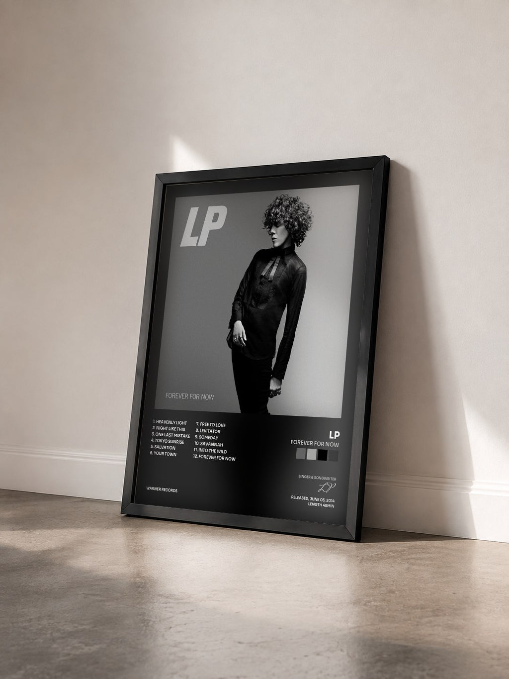 #noir Tableau de l'album Forever for Now de LP vu de trois quarts, cadre noir