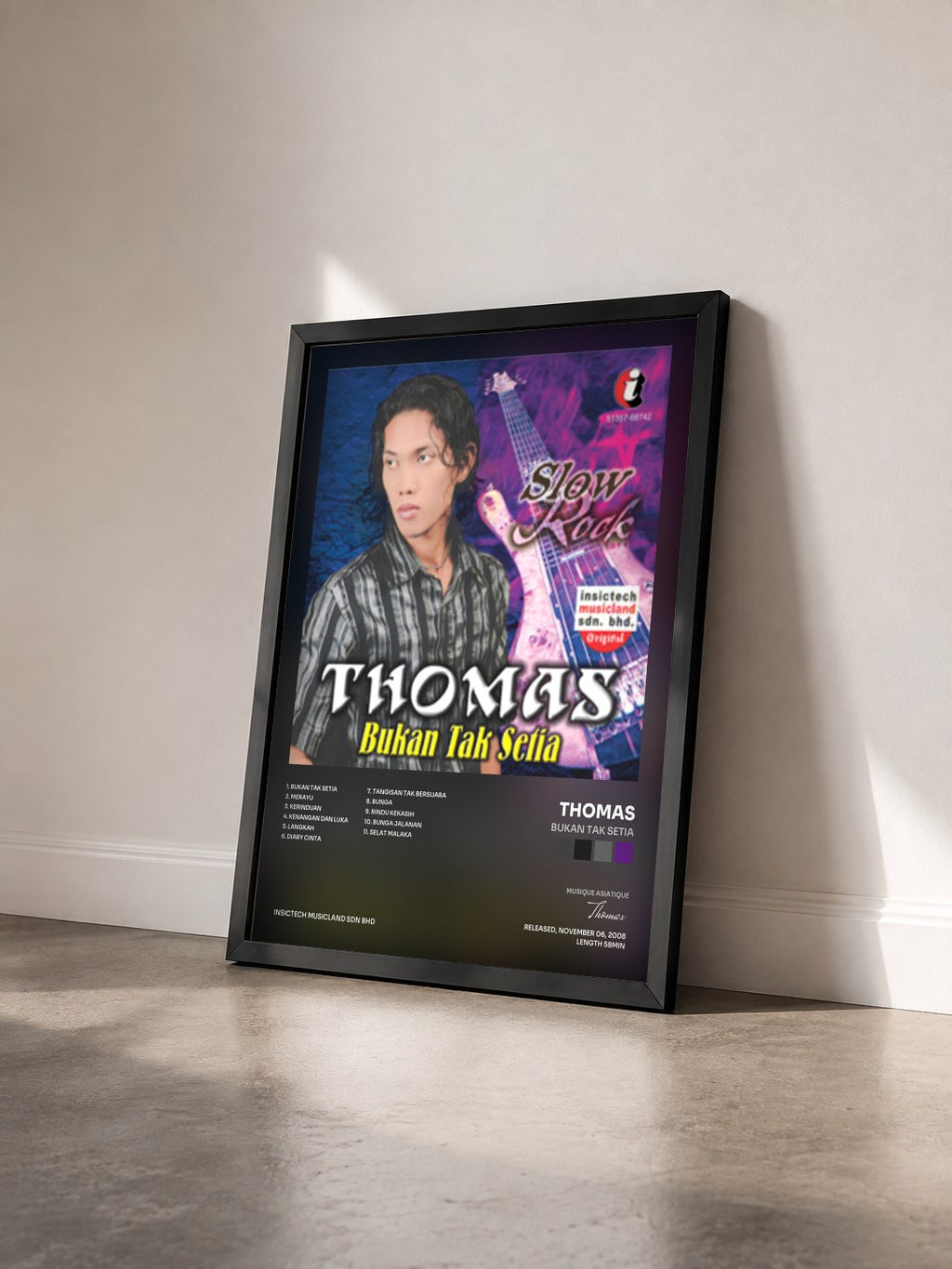 #noir Tableau de l'album Bukan Tak Setia de Thomas vu de trois quarts, cadre noir