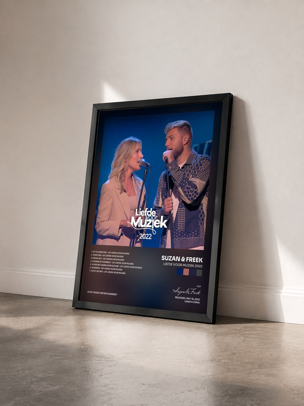 #noir Tableau de l'album Liefde Voor Muziek 2022 de Suzan & Freek vu de trois quarts, cadre noir