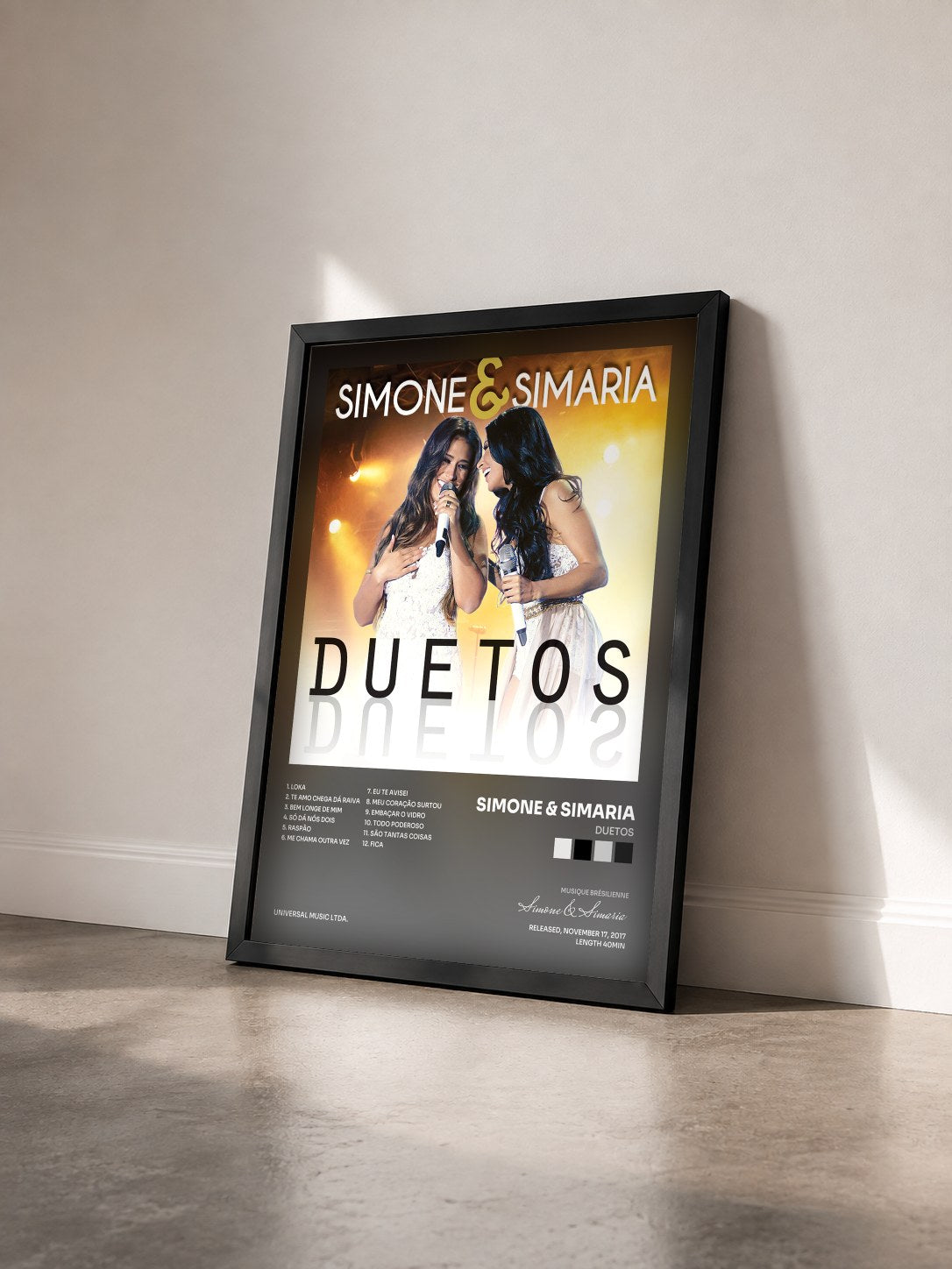 #noir Tableau de l'album Duetos de Simone & Simaria vu de trois quarts, cadre noir