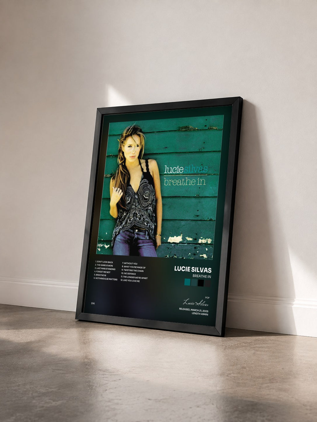 #noir Tableau de l'album Breathe In de Lucie Silvas vu de trois quarts, cadre noir