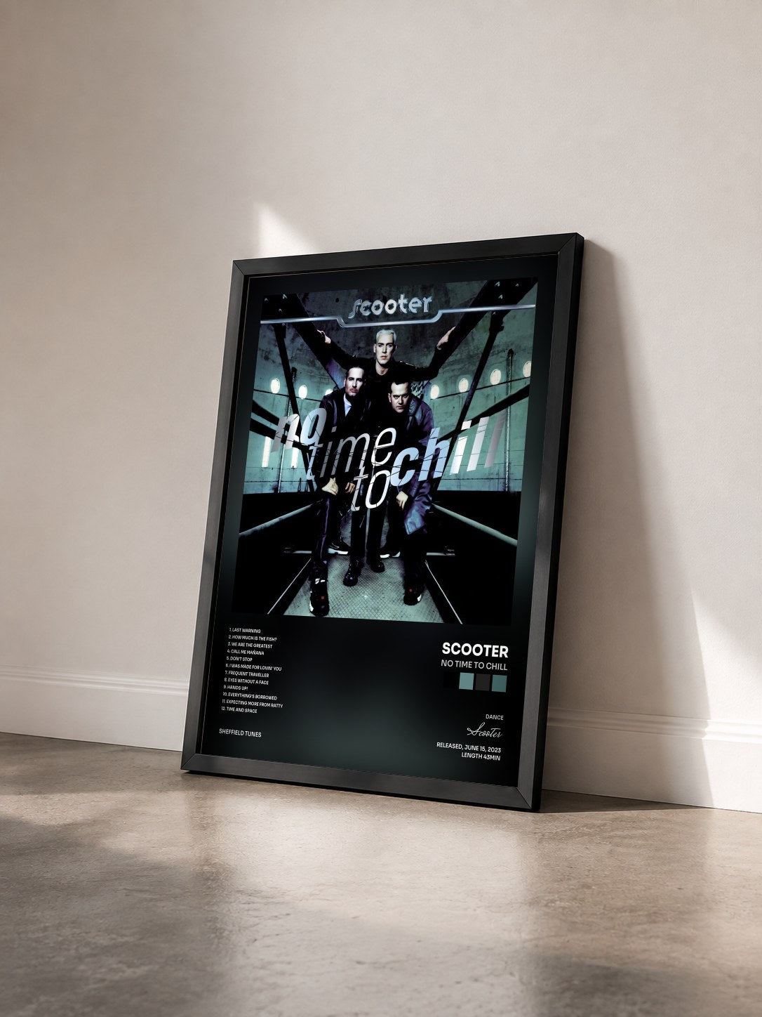 #noir Tableau de l'album No Time To Chill de Scooter vu de trois quarts, cadre noir