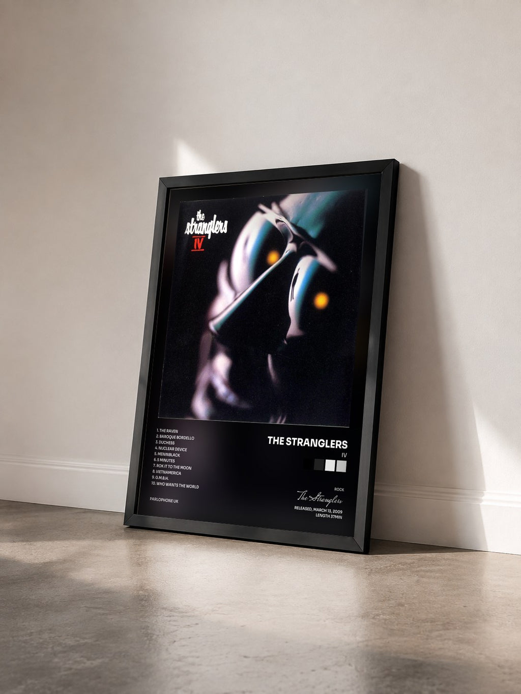 #noir Tableau de l'album IV de The Stranglers vu de trois quarts, cadre noir