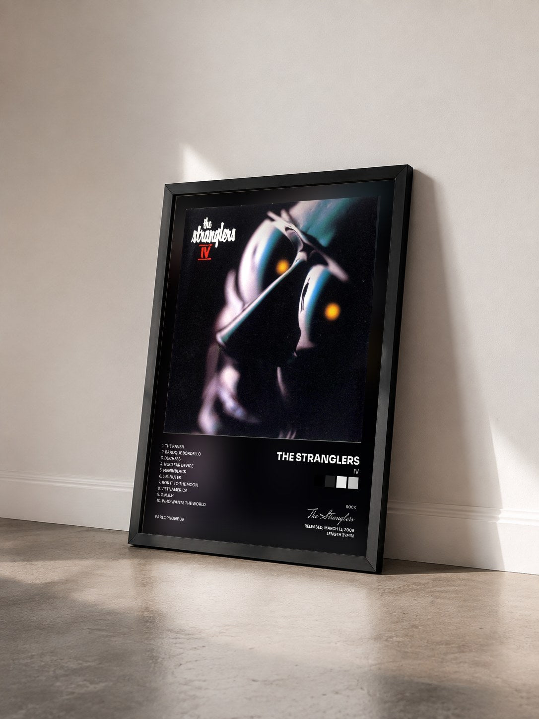 #noir Tableau de l'album IV de The Stranglers vu de trois quarts, cadre noir