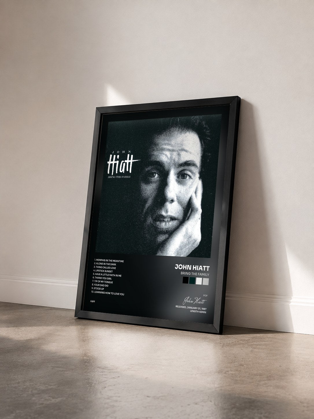 #noir Tableau de l'album Bring The Family de John Hiatt vu de trois quarts, cadre noir