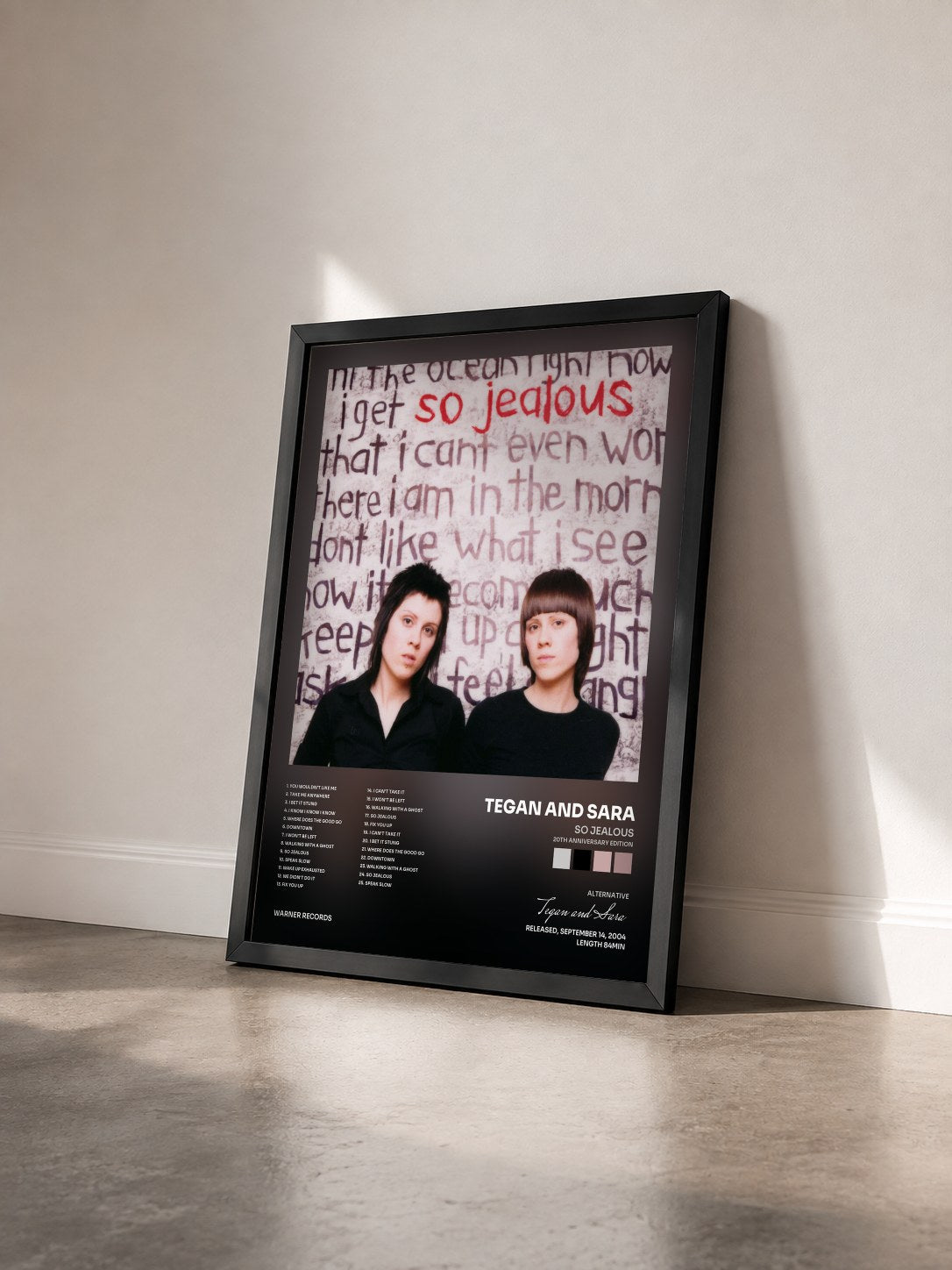 #noir Tableau de l'album So Jealous (20th Anniversary Edition) de Tegan and Sara vu de trois quarts, cadre noir