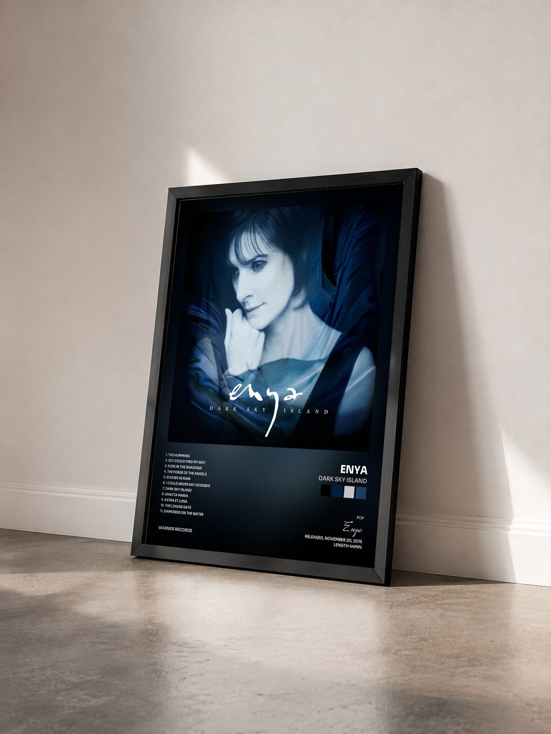 #noir Tableau de l'album Dark Sky Island de Enya vu de trois quarts, cadre noir