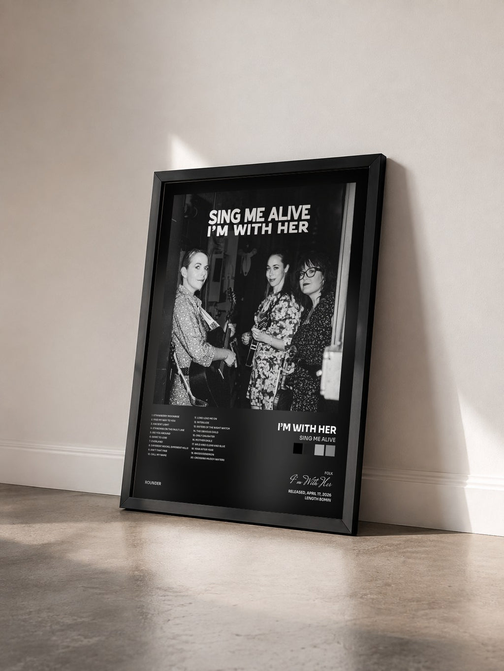 #noir Tableau de l'album Sing Me Alive de I’m With Her vu de trois quarts, cadre noir